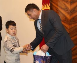 ӨКҮЛ ӨЛКӨ БАШЧЫСЫНЫН БАЛДАРГА АРНАЛГАН БЕЛЕКТЕРИН ТАПШЫРДЫ