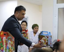 ЖАЛАЛ-АБАД ОБЛУСУНУН БАШЧЫСЫ МҮМКҮНЧҮЛҮГҮ ЧЕКТЕЛГЕН БАЛДАРГА ЖАҢЫ ЖЫЛДЫК БЕЛЕКТЕРДИ ТАПШЫРДЫ