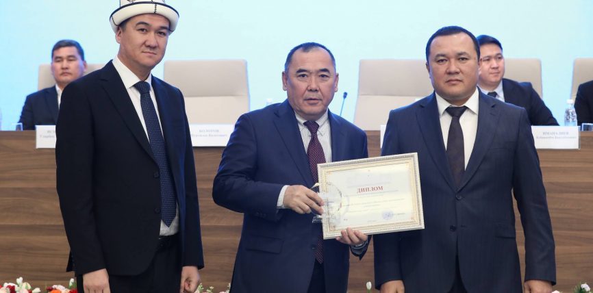 МАНАС ШААРЫНДА ЖЫЛДЫН МЫКТЫЛАРЫ СЫЙЛАНДЫ