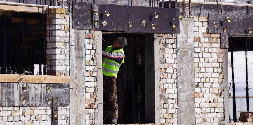 КАНЫШ-КЫЯ АЙЫЛЫНДА ЗАМАНБАП ООРУКАНАНЫН КУРУЛУШ ИШТЕРИ ЖҮРҮҮДӨ