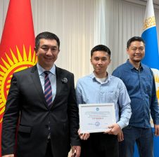 ОБЛУС БАШЧЫСЫ ОЛИМПИАДА ЖЕҢҮҮЧҮЛӨРҮНӨ СЫЙЛЫКТАРДЫ ТАПШЫРДЫ