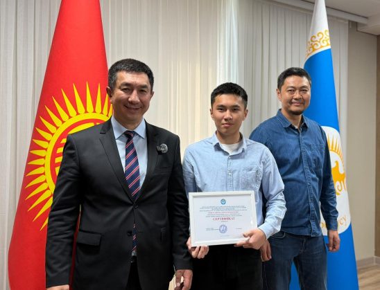 ОБЛУС БАШЧЫСЫ ОЛИМПИАДА ЖЕҢҮҮЧҮЛӨРҮНӨ СЫЙЛЫКТАРДЫ ТАПШЫРДЫ