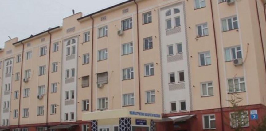 САМАРКАНДДА МАЙЫП АЯЛДЫН БАТИРИ СЕНАТОРДУН МУРДАГЫ АЙДООЧУСУНА КАТТАЛЫП КАЛГАН
