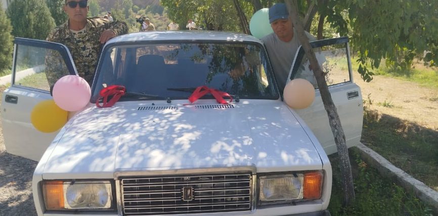 ОРТОК ТОКОЙ ЧАРБАСЫНДА ЖЕҢҮҮЧҮЛӨР ВАЗ-2107 АВТОМАШИНА МЕНЕН СЫЙЛАНЫШТЫ