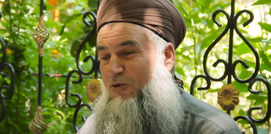 БУЛАК: ТАЖИКСТАНДА КАРМАЛГАН БЕЛГИЛҮҮ ДИН КЫЗМАТЧЫСЫ АЛДЫН АЛА КАМАККА АЛЫНДЫ