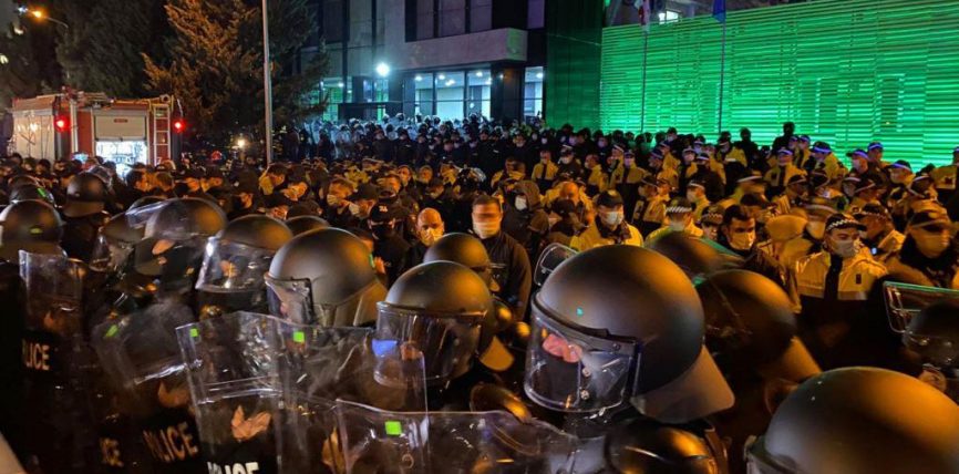 ТБИЛИСИДЕ ПОЛИЦИЯ ДЕМОНСТРАНТТАРДЫ СУУ БҮРКҮП ТАРАТТЫ