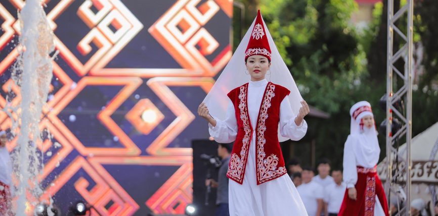 ОШ ШААРЫНДА «AK-BUURA FASHION WEEK-2023» ДҮЙНӨЛҮК МОДА ЖУМАЛЫГЫ ИЙГИЛИКТҮҮ АЯКТАДЫ
