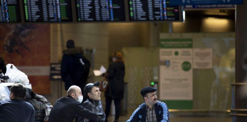 МОСКВА АЭРОПОРТУНДА 200ДӨН АШЫК ТАЖИКСТАНДЫК МИГРАНТ МЕКЕНИНЕ КЕТЕ АЛБАЙ ТУРАТ