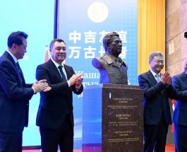 ПЕКИН ТИЛ ЖАНА МАДАНИЯТ УНИВЕРСИТЕТИНДЕ ЧЫҢГЫЗ АЙТМАТОВДУН БЮСТУНУН САЛТАНАТТУУ АЧЫЛЫШЫ БОЛДУ