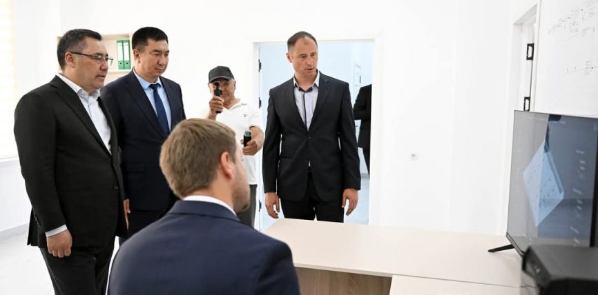 ПРЕЗИДЕНТ СУЗАК РАЙОНУНДА ЖАҢЫ САЛЫНГАН САРКЫНДЫ СУУЛАРДЫ ТАЗАЛООЧУ КОМПЛЕКС МЕНЕН ТААНЫШТЫ