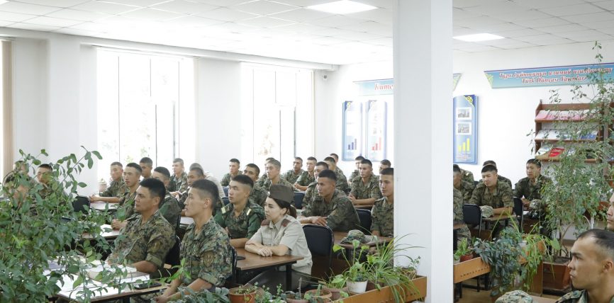 ЭАУ МЕНЕН ЖАНА АСКЕР КЫЗМАТКЕРЛЕРИНИН КЫЗМАТТАШУУСУ