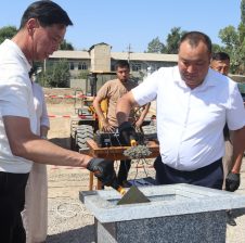АКСЫ РАЙОНДУК СОТУНУН ЖАҢЫ ИМАРАТЫНЫН ПАЙДУБАЛЫНА МЕЗГИЛ КУТУСУ САЛЫНДЫ
