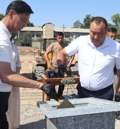 АКСЫ РАЙОНДУК СОТУНУН ЖАҢЫ ИМАРАТЫНЫН ПАЙДУБАЛЫНА МЕЗГИЛ КУТУСУ САЛЫНДЫ