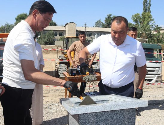 АКСЫ РАЙОНДУК СОТУНУН ЖАҢЫ ИМАРАТЫНЫН ПАЙДУБАЛЫНА МЕЗГИЛ КУТУСУ САЛЫНДЫ