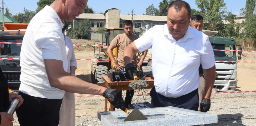 АКСЫ РАЙОНДУК СОТУНУН ЖАҢЫ ИМАРАТЫНЫН ПАЙДУБАЛЫНА МЕЗГИЛ КУТУСУ САЛЫНДЫ