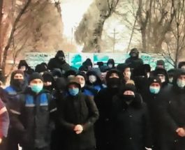 КАЗАКСТАНДА АЙЛЫК АКЫНЫ ЖОГОРУЛАТУУНУ ТАЛАП КЫЛГАН ТЕМИР ЖОЛ ИШКАНАСЫНЫН ЖУМУШЧУЛАРЫ АКЦИЯГА ЧЫГЫШТЫ