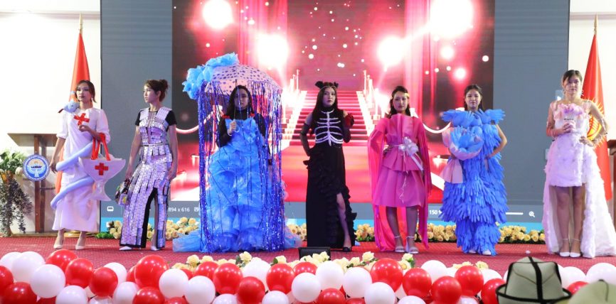 ЭАУда 8-МАРТ – АЯЛДАРДЫН ЭЛ АРАЛЫК КҮНҮНӨ КАРАТА “ЭАУнун АЖАРЛУУ КЫЗДАРЫ” АТТУУ ТАМАША ФЕСТИВАЛЫ ӨТТҮ