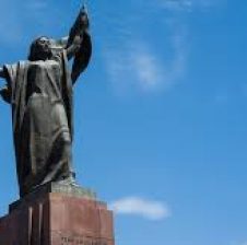 УРКУЯ САЛИЕВАГА АРНАЛГАН КӨРГӨЗМӨ АЧЫЛАТ