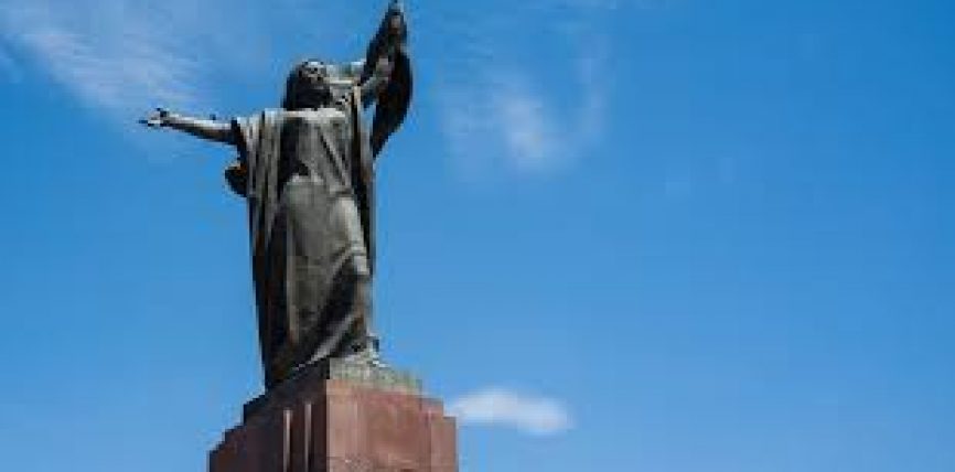 УРКУЯ САЛИЕВАГА АРНАЛГАН КӨРГӨЗМӨ АЧЫЛАТ