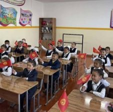 КЫРГЫЗСТАН БОЮНЧА 147 МИҢ БАЛА МЕКТЕП БОСОГОСУН АЛГАЧКЫ ЖОЛУ АТТАДЫ
