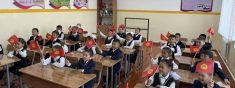 КЫРГЫЗСТАН БОЮНЧА 147 МИҢ БАЛА МЕКТЕП БОСОГОСУН АЛГАЧКЫ ЖОЛУ АТТАДЫ