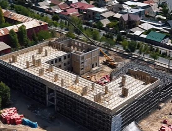 МАНАС ШААРЫНДА 500 ОРУНДУУ МЕКТЕП КУРУЛУУДА